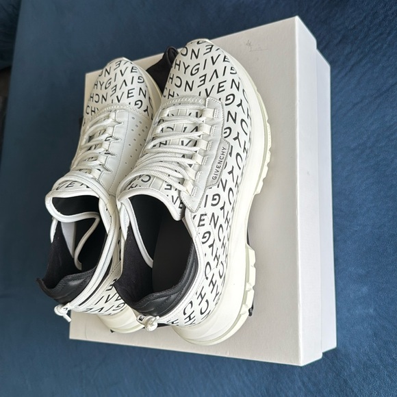 Givenchy White and Black Refracted Logo Spectre Runner
Sneakers Size 44 - Picture 3 of 8